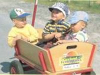 Kinder im Bollerwagen an der südlichen Nordsee im Nordseebad Dorum